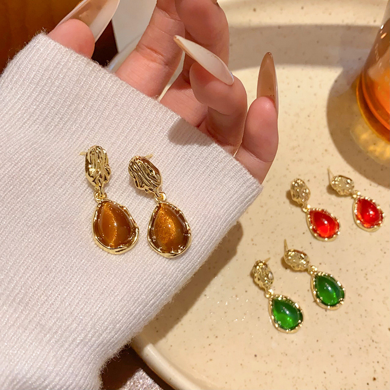 Autumn and winter Maillard irregular teardrop earrings, women's fashionable and elegant, retro and high-end earstud, 925 silver needle earrings Application Scenario