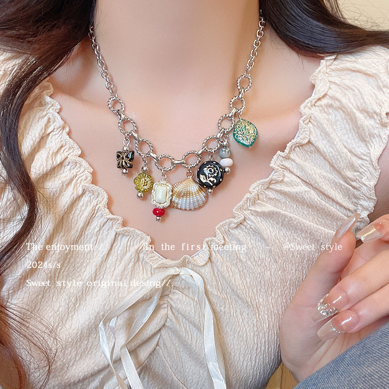Retro shell butterfly pendant necklace for women, new autumn and winter vacation style, light luxury sweater chain, personalized and fashionable accessory Specification drawing