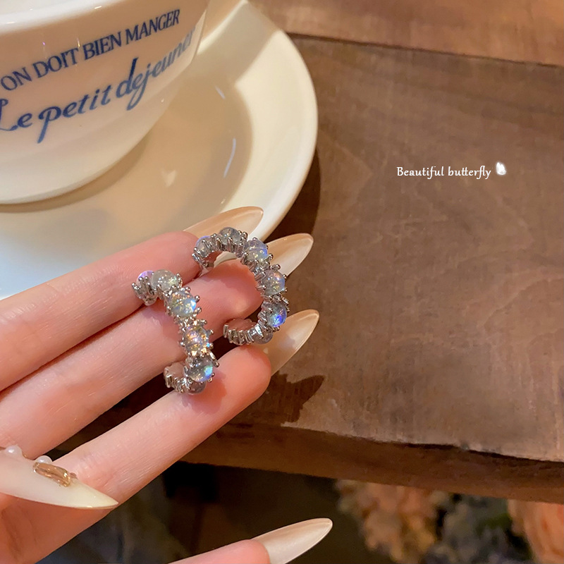 Light luxury cat's eye stone C-shaped circle earrings, women's Instagram cold style, individual, exquisite and versatile, elegant stud earrings, internet-famous earrings full figure
