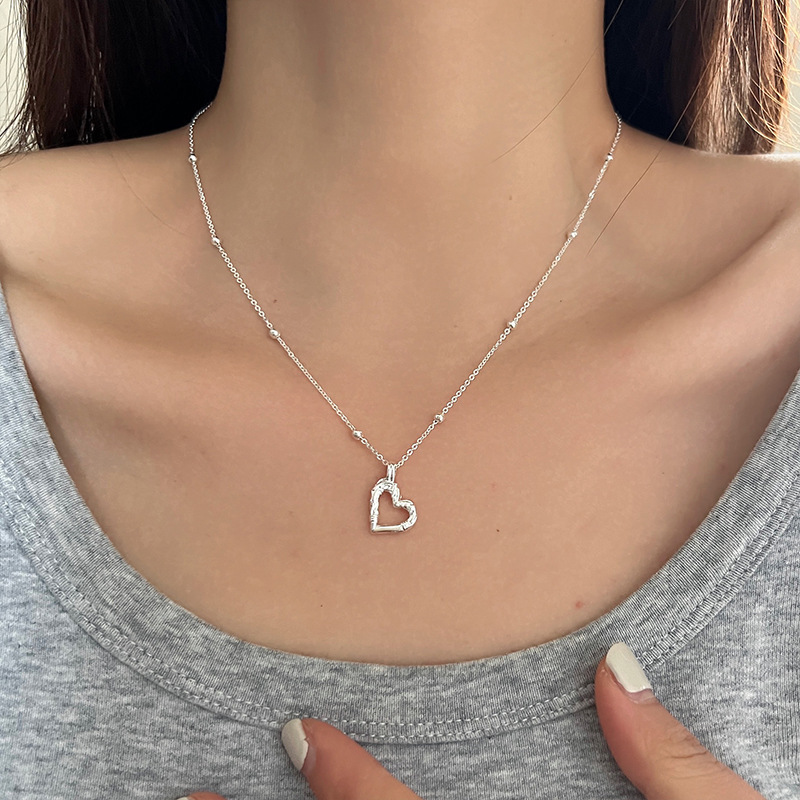Korean version niche hollowed-out heart-shaped collarbone necklace, fashionable and elegant for women, simple and sweet with a girlish heart, versatile necklaces details Picture