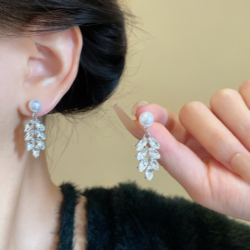Light luxury super flash zircon tassel earrings for women, retro, niche and individual pearl stud earrings, high-end and elegant earrings details Picture