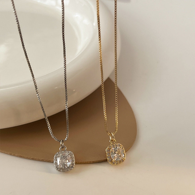 A new 2024 light luxury, niche and high-end design collarbone chain accessory for girls, the choker necklace is a bestseller full figure