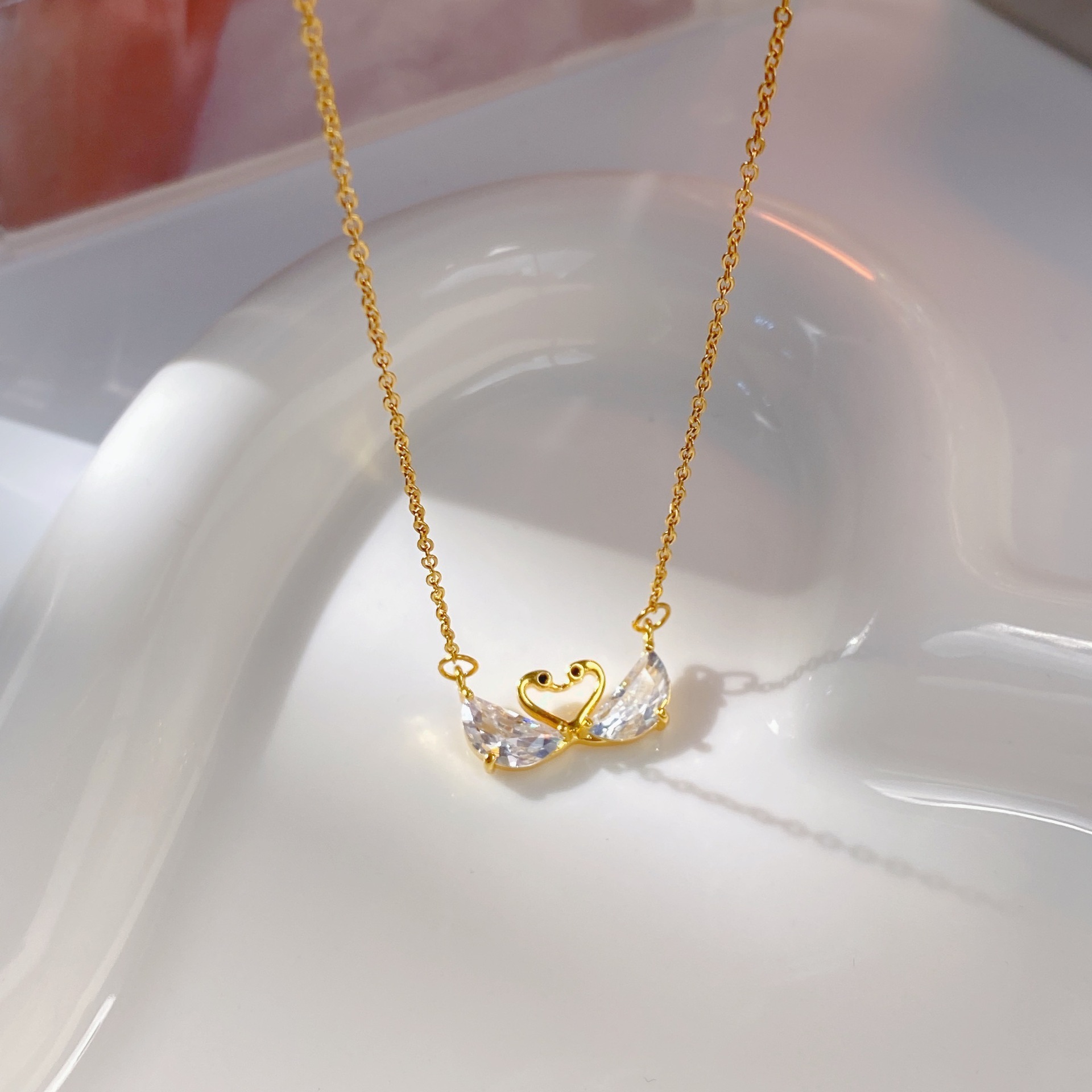 A fashionable crystal double swan necklace for women, with a light luxury and high-end feel. The collarbone chain is exquisitely set with zircon full diamonds Application Scenario
