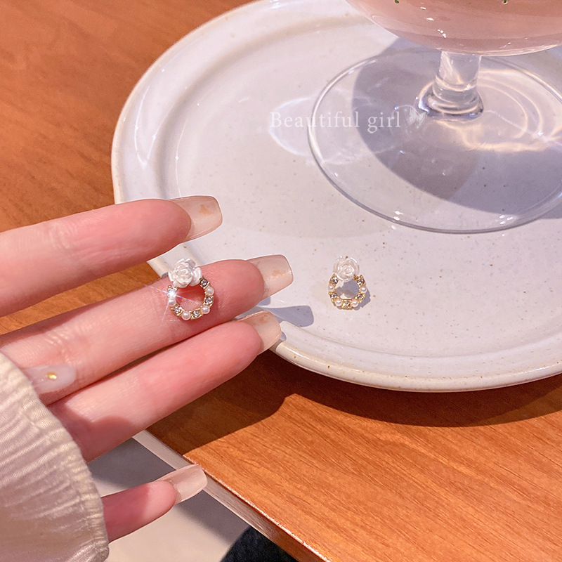 S925 Silver needle delicate and small flower pearl earrings, a niche design for women, sweet and versatile, elegant earrings wholesale Specification drawing