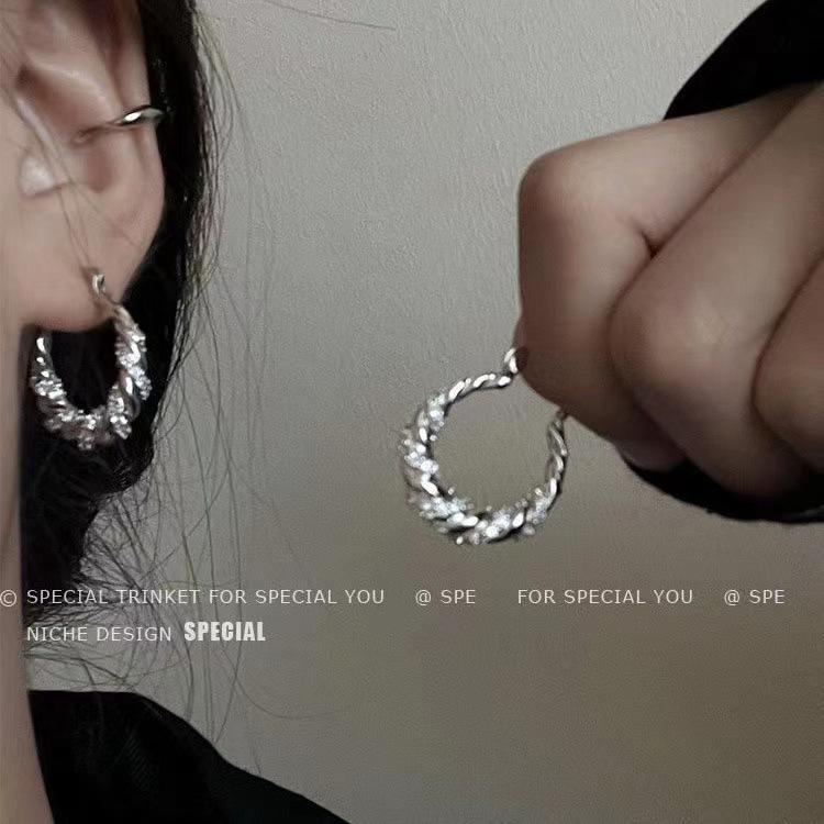 High-end wrapped diamond ear buckles for women, light luxury, niche and unique personality ear studs, fashionable bestsellers, retro earrings wholesale full figure