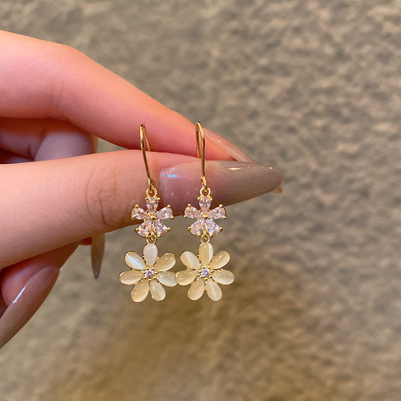 Retro and light luxury cat's eye stone flower earrings, exquisite zircon tassel long stud earrings, Hong Kong-style fashionable and elegant earrings Application Scenario