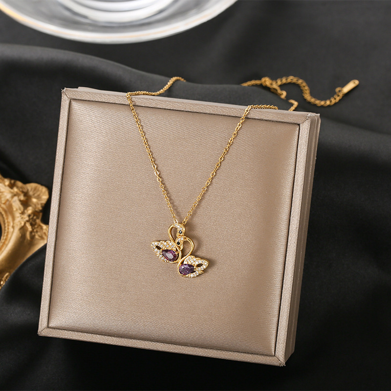 A genuine gold electroplated double swan titanium steel necklace for women, a niche, light luxury brand with full diamonds. It is a fashionable and versatile accessory with exquisite craftsmanship full figure