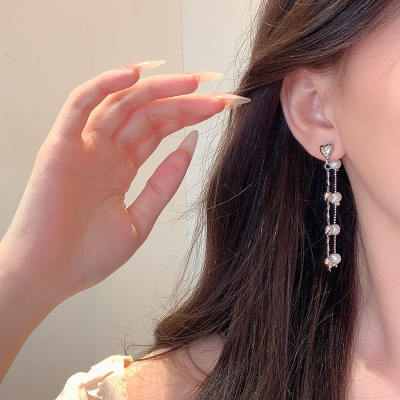 Korean-style back-hanging heart-shaped pearl tassel earrings, high-end women's light luxury earrings, long face-enhancing small earrings wholesale Application Scenario