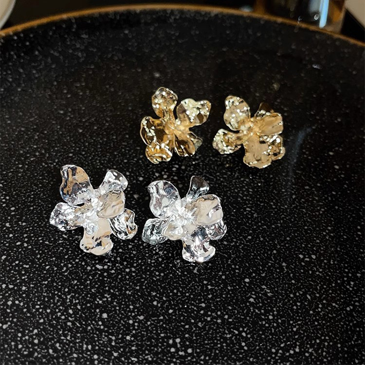 Metal flower stud gold earrings 2025 new bestseller, exaggerated retro earrings, feminine, light luxury and high-end feel Application Scenario