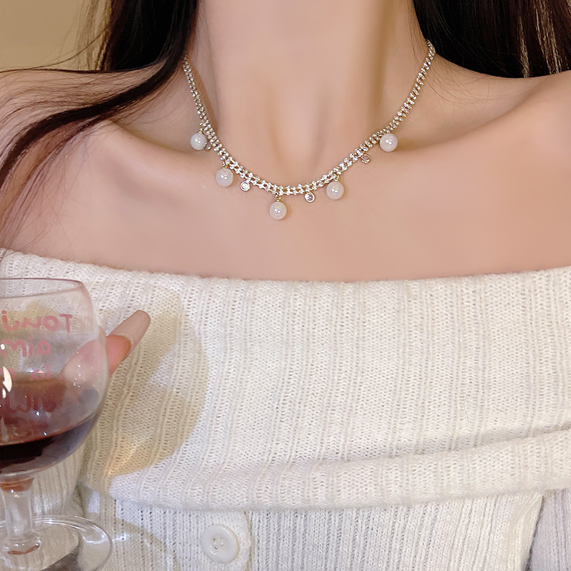 A French retro zircon pearl necklace with a touch of luxury and sophistication for women, a court style neckchain, and a collarbone chain accessory for a sophisticated socialite details Picture