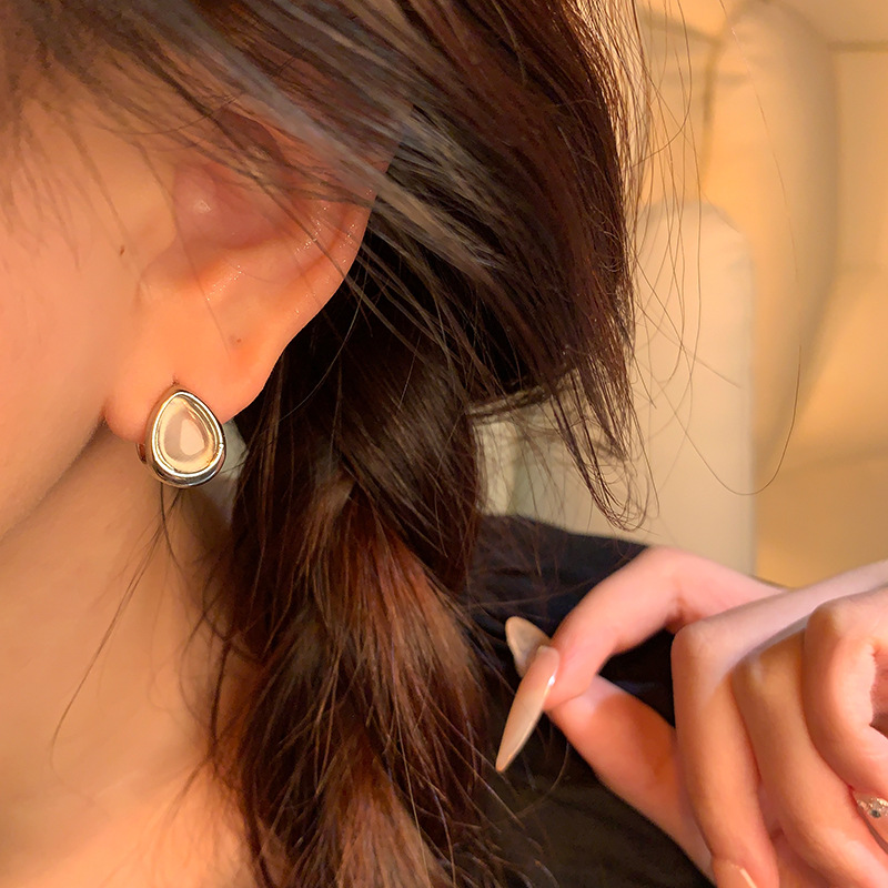 Instags-style simple double-sided teardrop ear buckle women's 2024 new best-selling, niche and light luxury earrings and commuter earrings wholesale Application Scenario