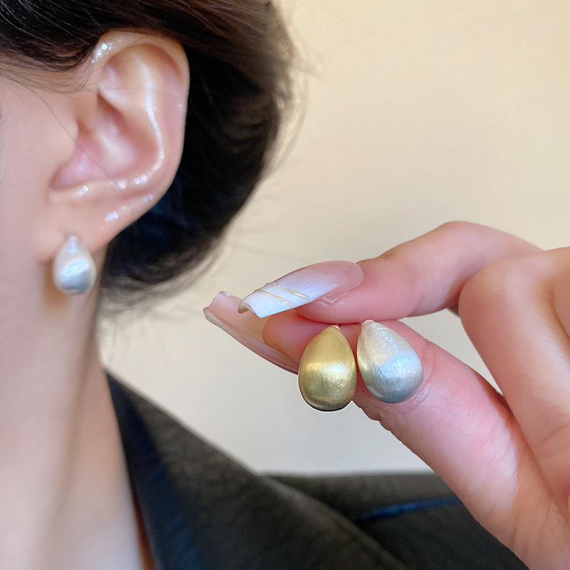 Matte brushed and frosted round ear studs, a unique and niche design for women's light luxury, exuding a sense of sophistication. 925 silver needle best-selling earrings details Picture
