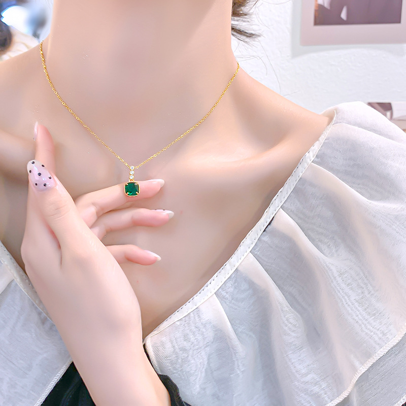 The minimalist design sense, popular emerald zircon pendant, diamond-encrusted, elegant titanium steel necklace, a unique and high-end accessory for women details Picture