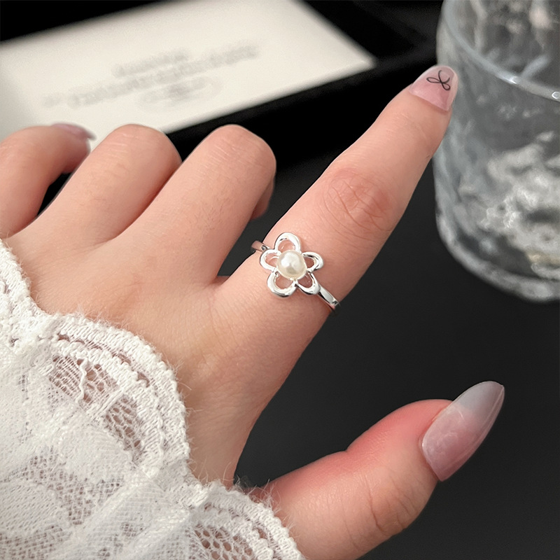 Retro pearl flower ring for women, unique, niche and high-end feel. Adjustable opening, personalized and trendy ring for women full figure