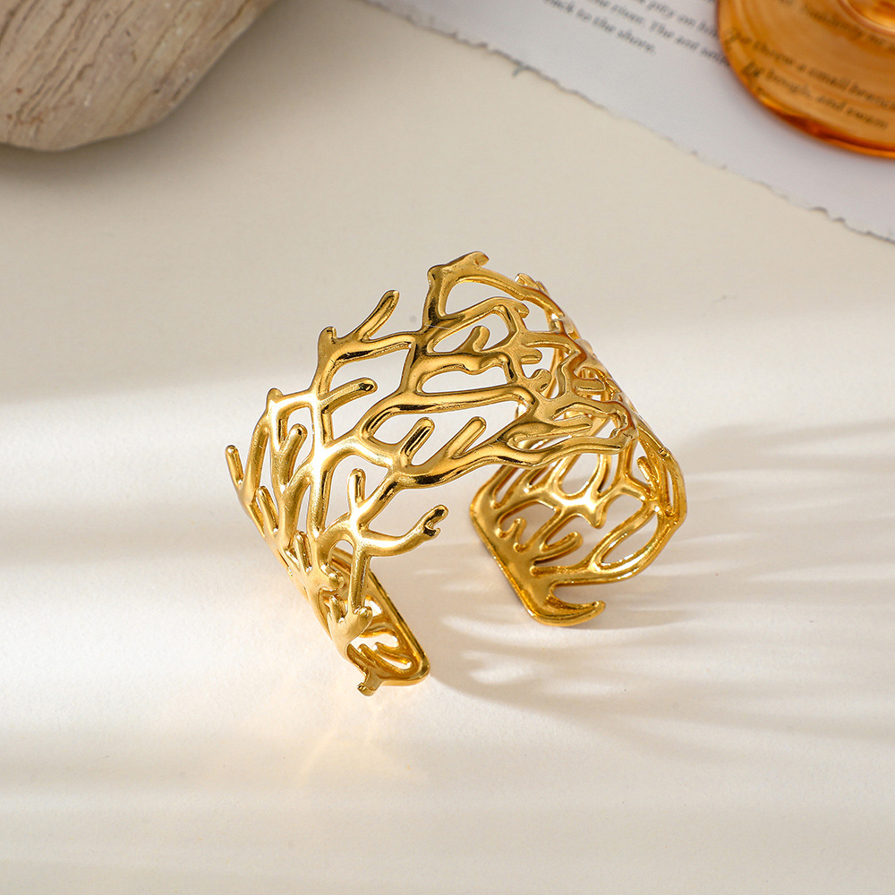 Cross-border 18k gold-plated stainless steel bracelet, geometric and personalized wristband jewelry, simple wide leaf bracelet wholesale Application Scenario
