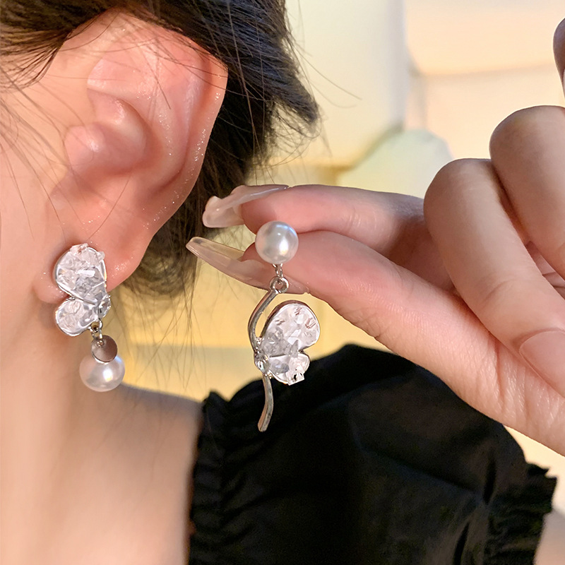 In summer, the blue crystal pearl earrings exude a sense of high-end luxury for women, featuring butterfly stud earrings and long earrings and earrings details Picture