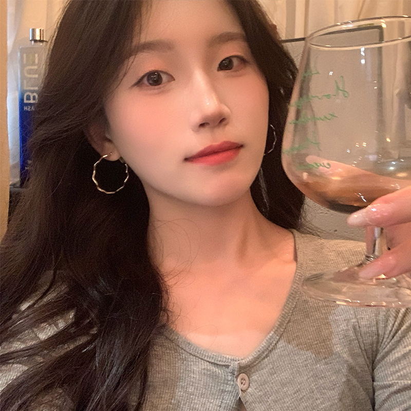 The 2025 new style of exaggerated wavy large circle earrings for women in Europe and America, with a light luxury and high-end feel, and the metal earrings with ring stud earrings are trendy Application Scenario