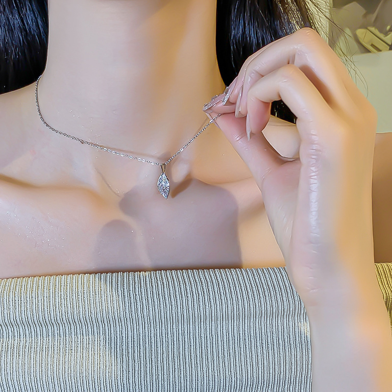 Korean style simple silver small leaf pendant titanium steel necklace, women's niche fashion versatile collarbone chain, Internet celebrity style accessory details Picture