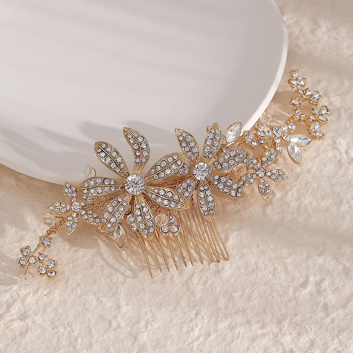 European and American simple and versatile bridal hair accessories, flower and pearl hand-inserted combs, wedding dress and makeup curls, alloy rhinestone hair combs full figure