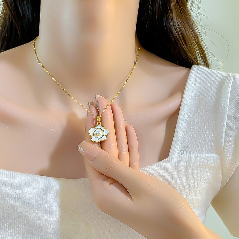 This is a retro and light luxury women's retro camellia oil drip necklace with pearl collarbone and a high-end Korean-style accessory Specification drawing