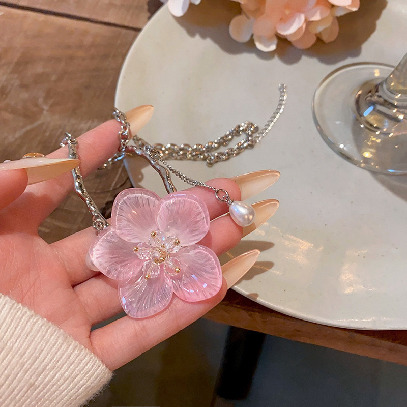 Sweet pink flower pendant necklace for women, 2025 new style, versatile, elegant and high-end, the same neckchain accessory as the Internet celebrity full figure