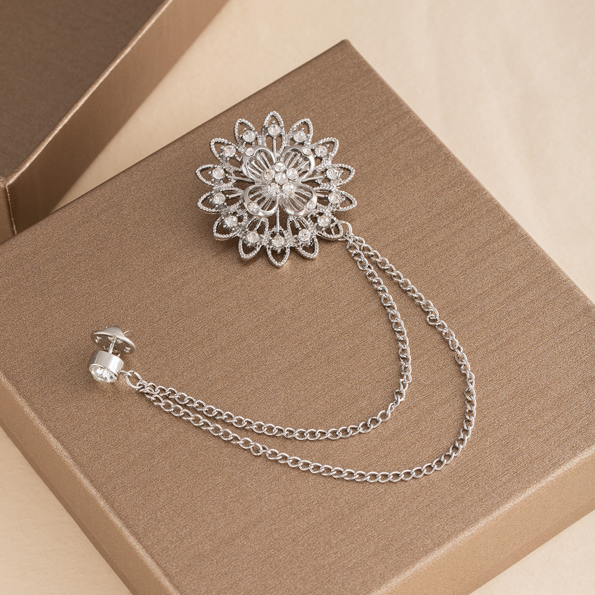 European and American style, fashionable, simple and elegant design sense, floral badge, collar pin, double-layer tassel chain brooch and brooch accessory Specification drawing