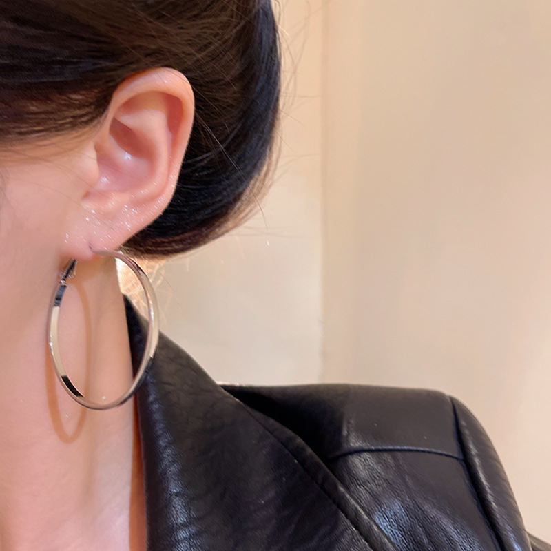 Cold and stylish ring ear earrings for women, European and American style, fashionable and elegant, high-end sense. Large plain ring earrings, a bestseller for women in 2025 Application Scenario