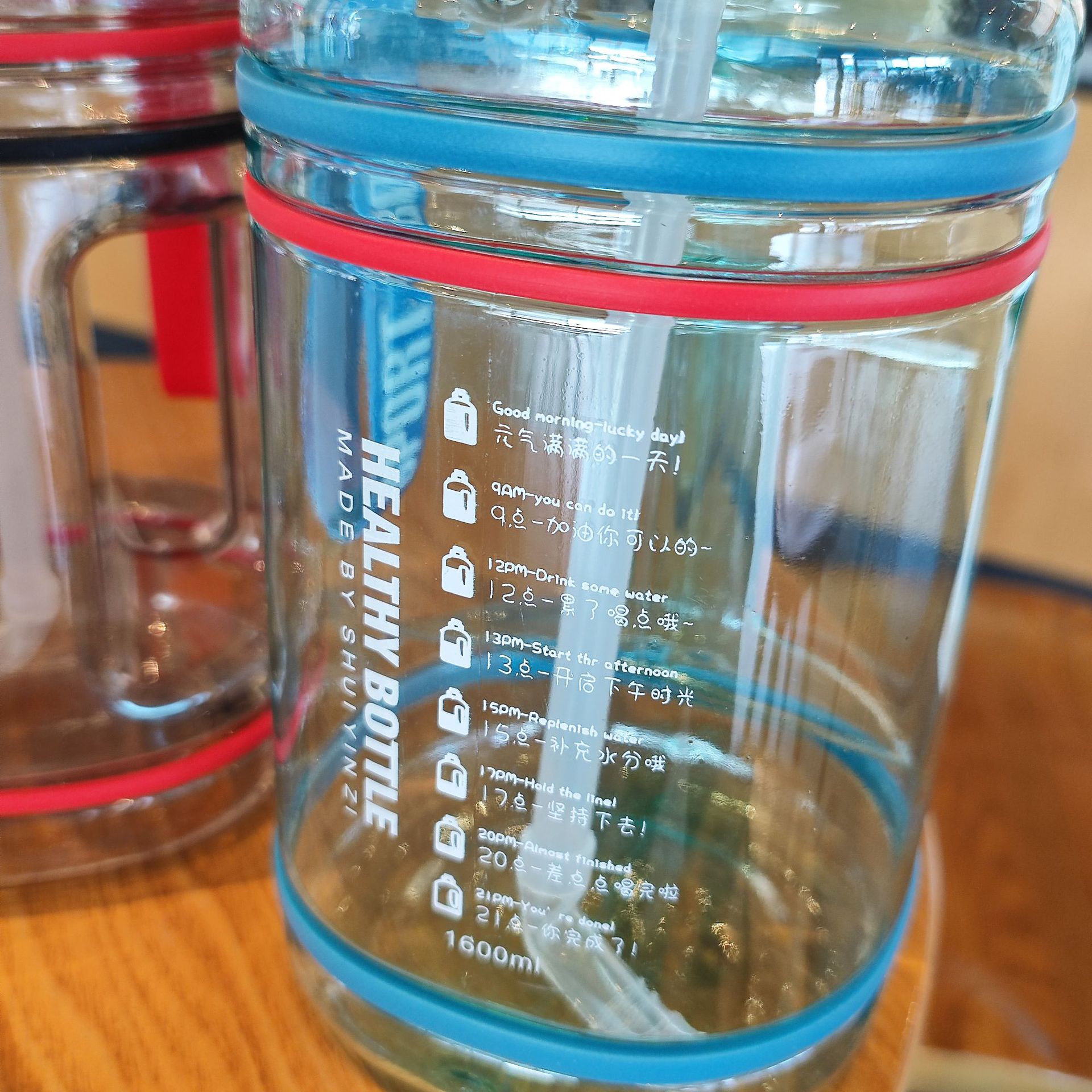Summer new large-capacity sports and fitness water bottle, one-button pop-up cap, simple straw cup, outdoor water bottle 1600ml Application Scenario