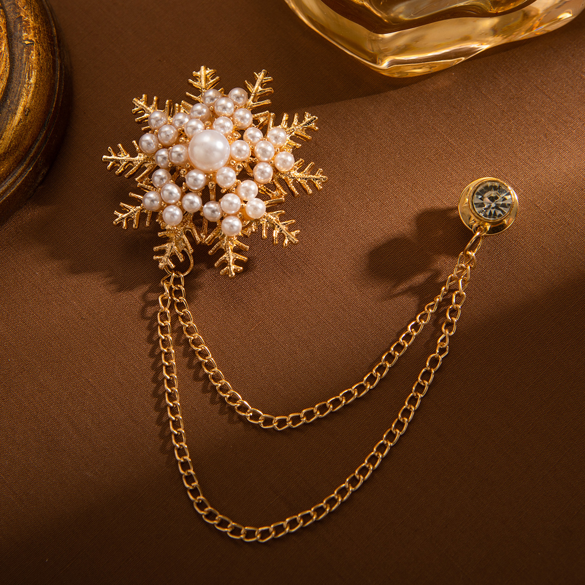 Cross-border new British retro light luxury design imitation pearl snowflake brooch, elegant tassel chain in stock wholesale Specification drawing
