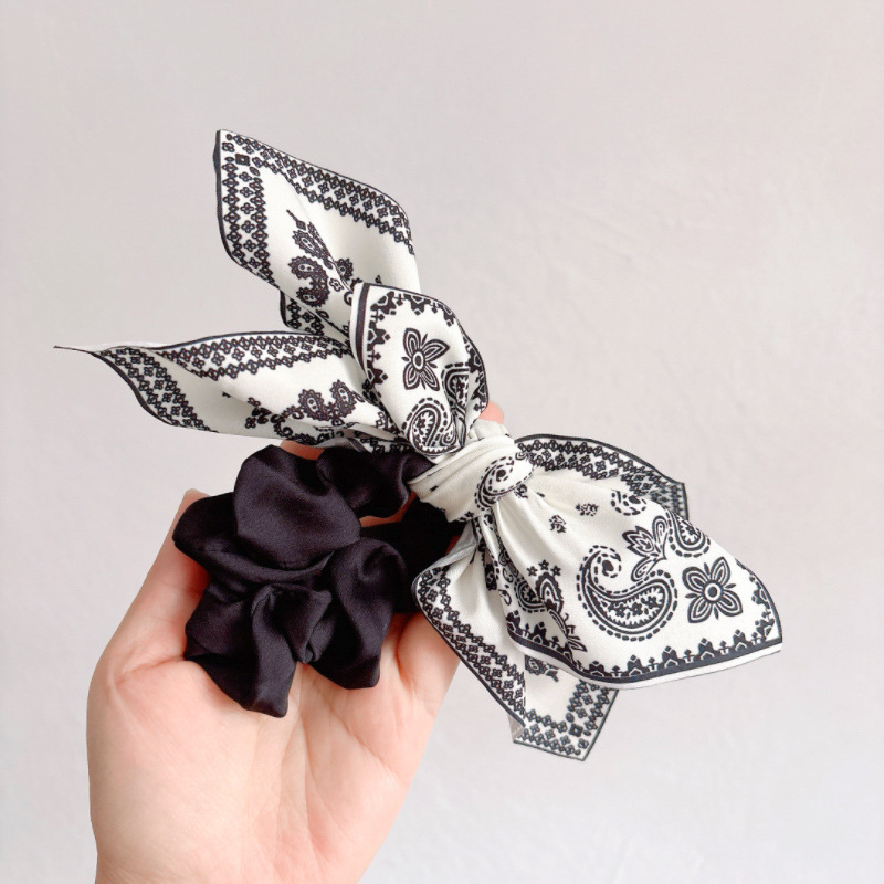 French AB style high-end cashew flower hairpin, female letter heart, back of the head bun, thick hair, shark hairpin Application Scenario