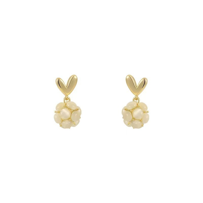 The light luxury and high-end heart-shaped cat's eye stone earrings are simple and versatile for women, with a touch of elegance. The heart-shaped stud earrings are the same style as the popular earrings Item Picture
