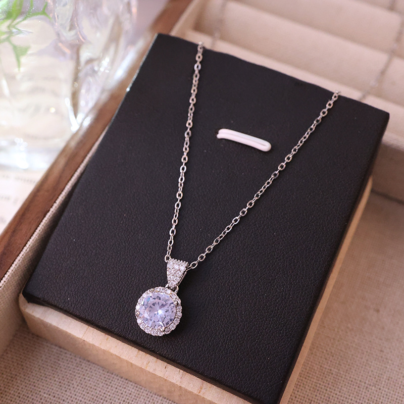 A fashionable and light luxury zirconia round pendant titanium steel necklace with a feminine and high-end feel, a popular collarbone chain that is selling well across the border Application Scenario