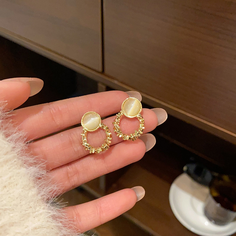 Cat's eye stone golden ring earrings, women's French exquisite autumn and winter stud earrings, high-end and fashionable internet-famous earrings wholesale Specification drawing