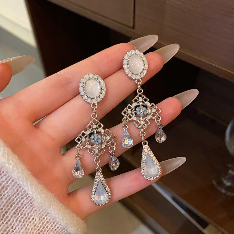 Diamond-encrusted oval water drop geometric tassel stud earrings, Korean-style light luxury high-end earrings, unique and elegant, internet-famous earrings full figure