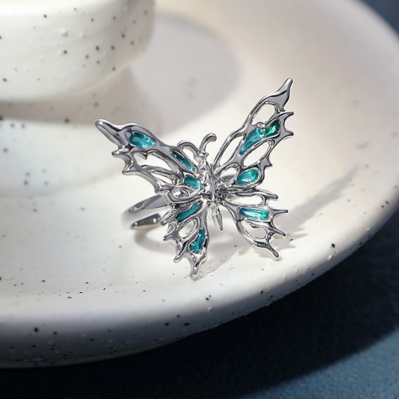 This is a niche design with a hollowed-out butterfly and a gradient glaze opening ring. It exudes a sense of sophistication, simplicity, individuality, and coolness details Picture