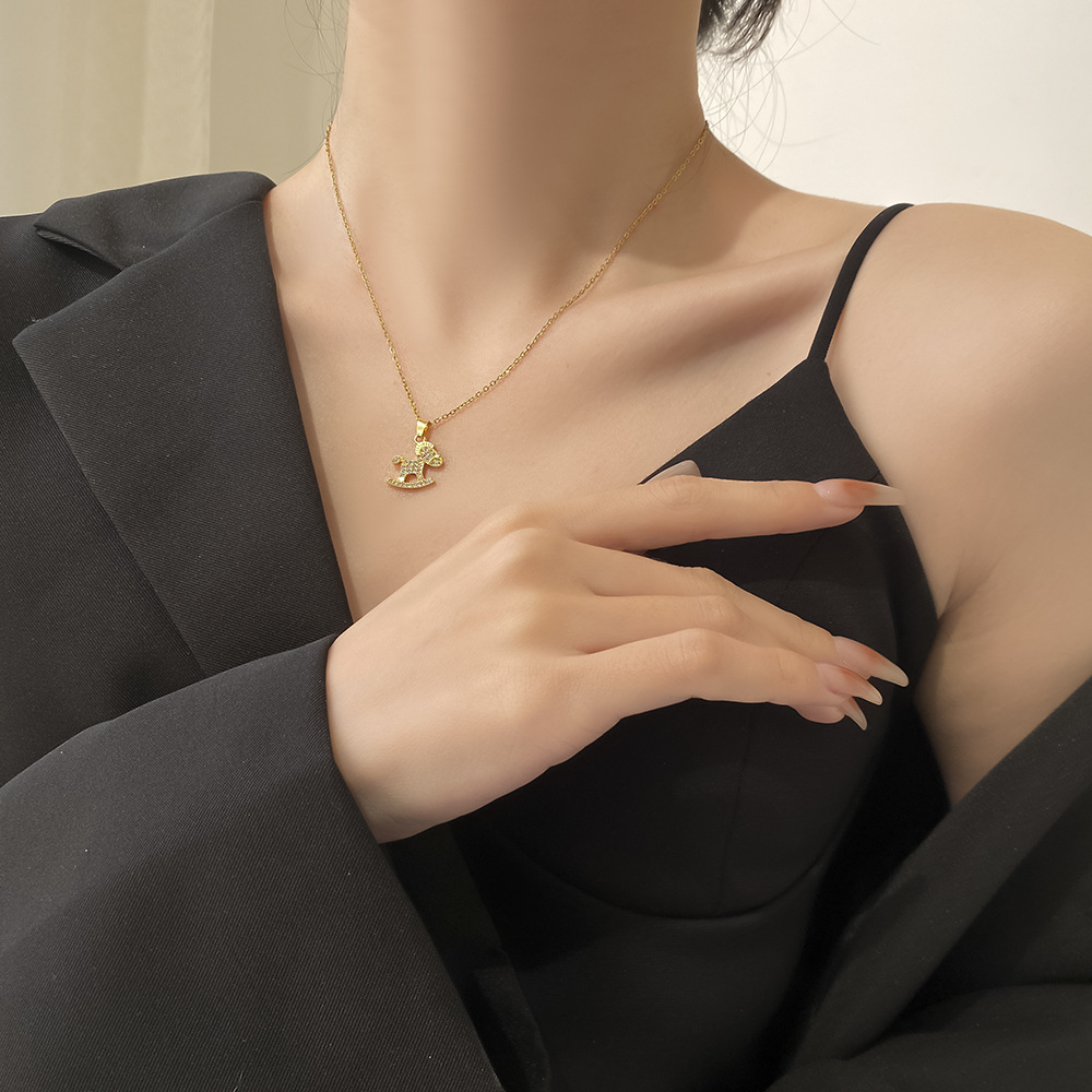 Cute design sense rocking rocking horse necklace, women's fashion, versatile, exquisite zircon collarbone chain, titanium steel jewelry wholesale Specification drawing