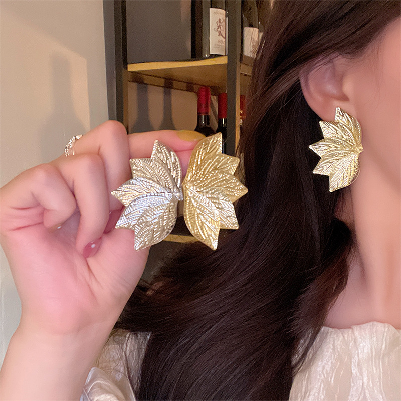 Gold and silver dual-color leaf earrings, textured stud earrings, 2025 new style, light luxury, high-end and elegant best-selling earrings wholesale full figure