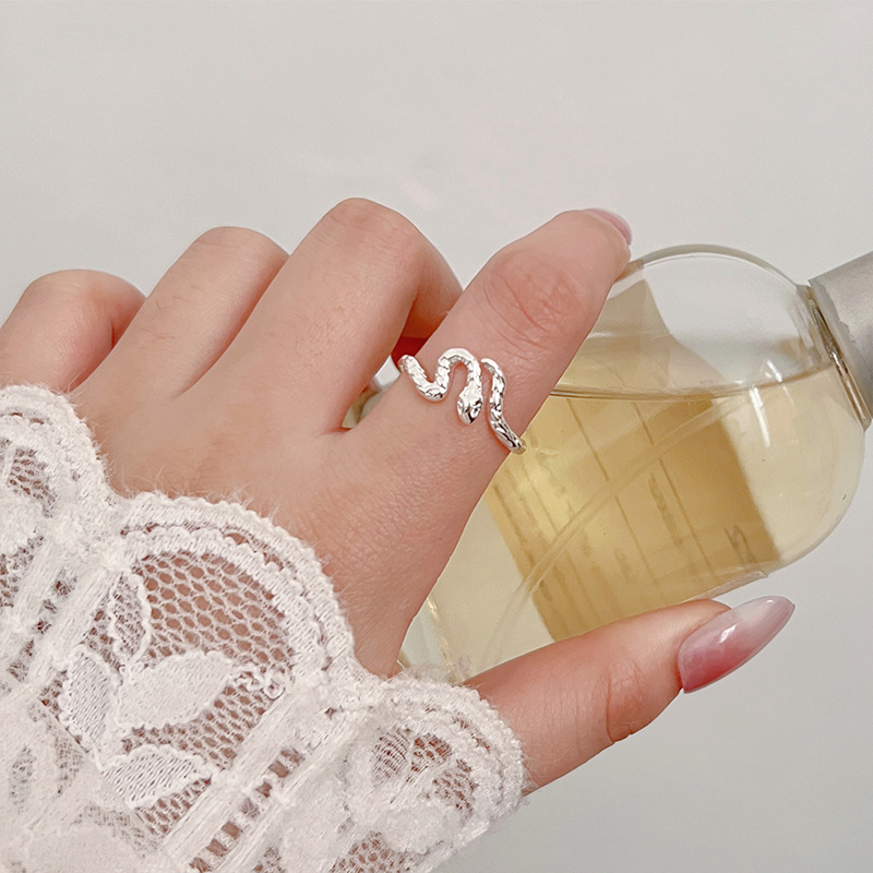 The little Spirit Snake ring features an InS-style niche design with a sweet, cool and high-end feel. It's an open-mouth food-eating ring that is unique and trendy Specification drawing