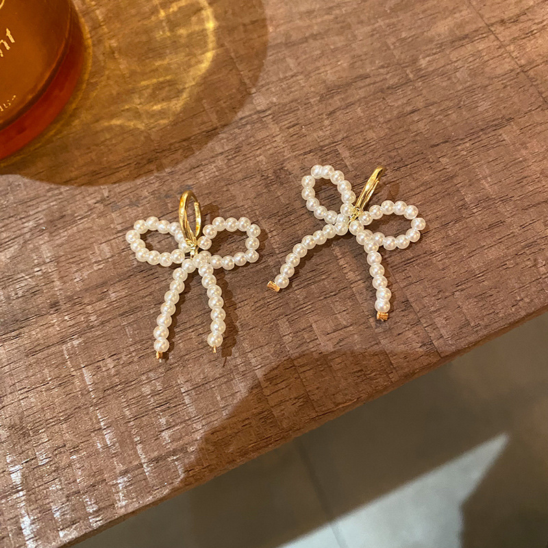French sweet pearl bow ear buckles, high-end elegance, versatile earrings, niche design sense, new earrings for women Application Scenario