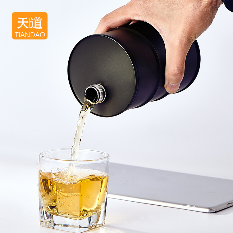 Cross-border best-selling stainless steel oil barrel-shaped portable wine pot 750ml, creative portable wine pot for outdoor sports and camping Application Scenario