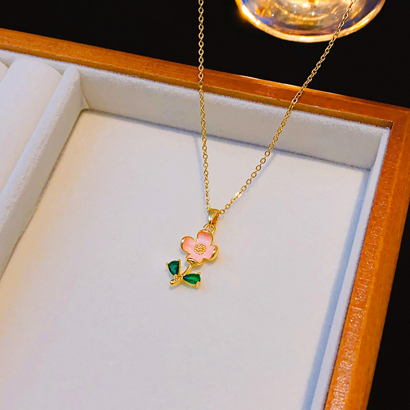 Korean version 18k gold-plated pink light and fresh flower necklace, pink flower and green leaf pendant, light luxury titanium steel collarbone chain Specification drawing