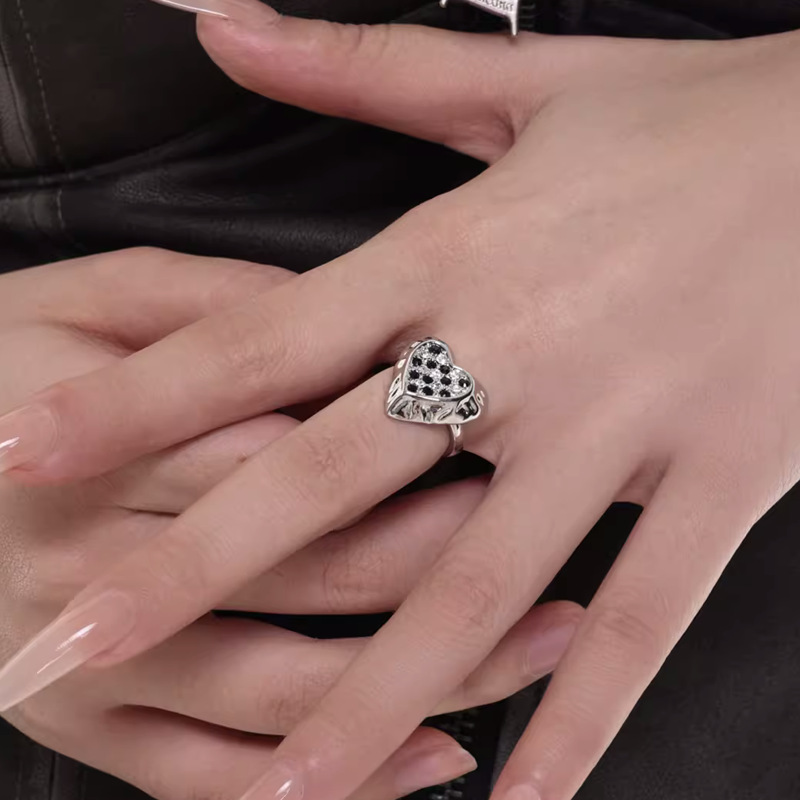 Black and white checkered heart-shaped ring, a niche design for women with an open mouth, exudes a sense of high-end style, and features a cool and personalized couple's ring style on Instagram details Picture