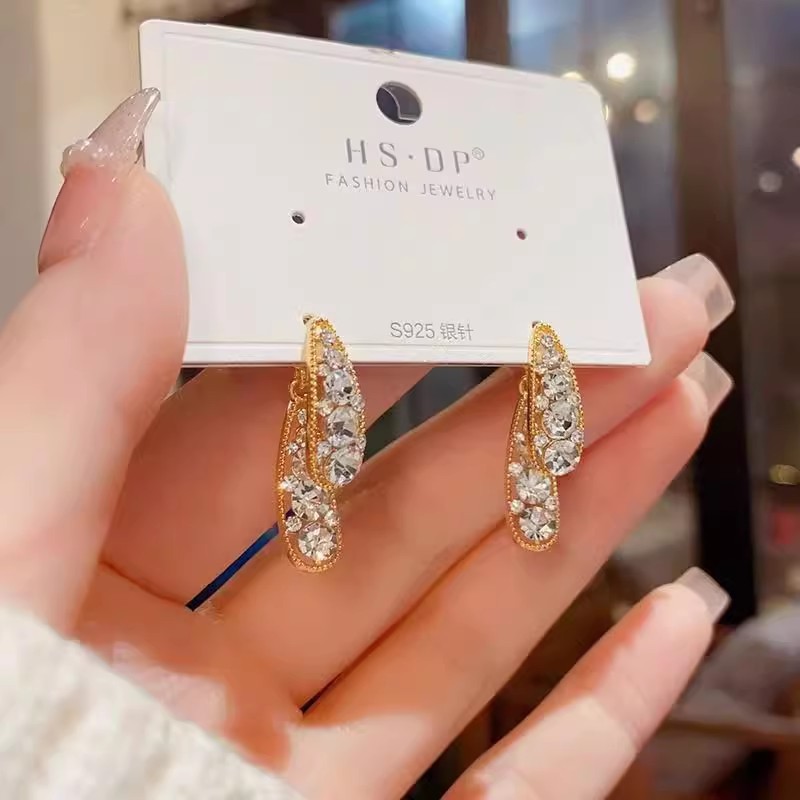 Korean-style full-diamond teardrop earrings are exquisite and elegant. Wearing them from the front and back gives a fashionable and high-end feel. Wholesale of the same style of earrings and earrings as Internet celebrities details Picture