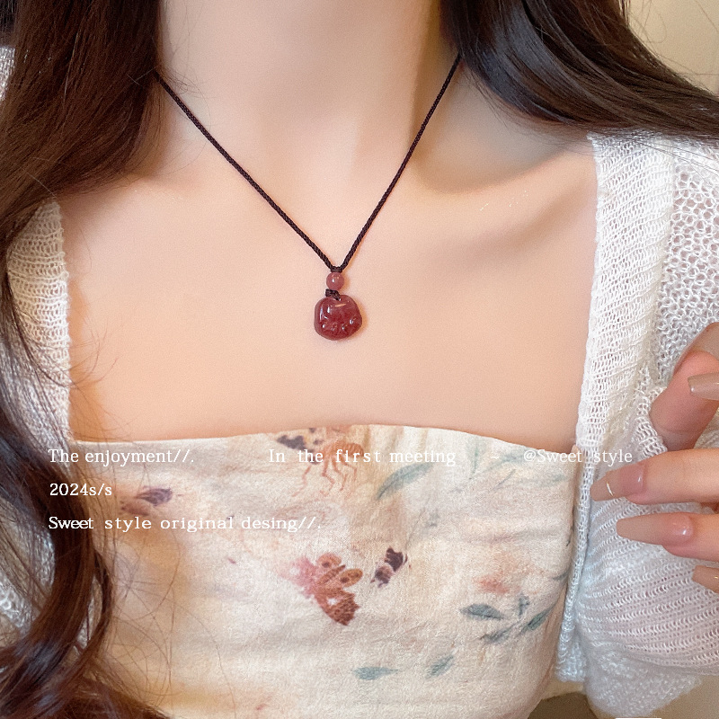 Pink strawberry crystal woven rope cat paw pendant necklace for women, a new 2024 bestseller with a high-end collarbone chain accessory full figure