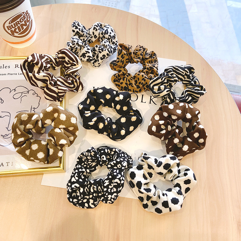 Korean leopard-print large intestine hair band, elegant and simple headband, popular rubber band for women, versatile and retro braid hair accessory Application Scenario