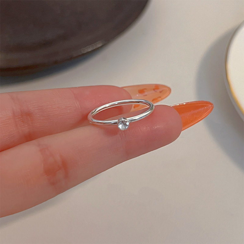 The plain 925 sterling silver sparkling diamond ring features a simple, fashionable and niche design. It is a cold and luxurious ring with a high-end feel full figure