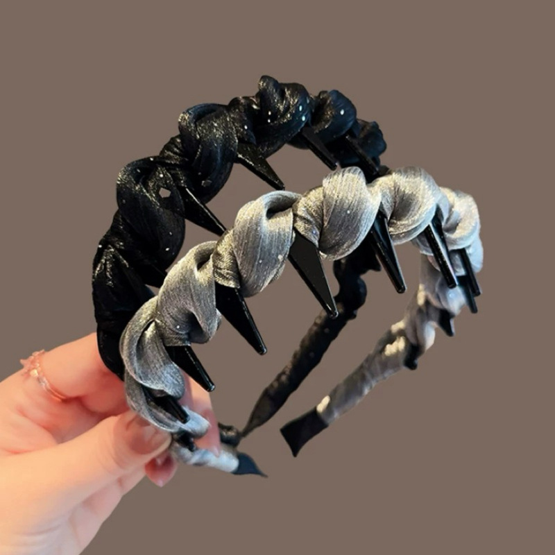 The new 2025 style of the elegant chanel-style pearlescent gauze hair band for women is a versatile and high-end pressure-sensitive headband with anti-slip teeth full figure