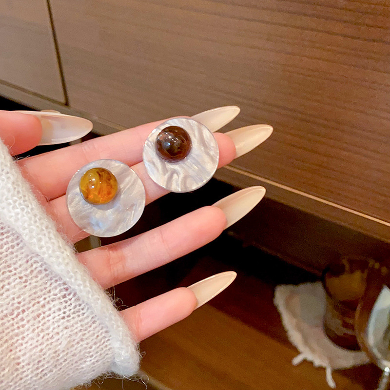 Retro Hong Kong-style resin-dyed brown stud earrings, women's personality, Maillard style earrings, high-end autumn and winter earrings full figure