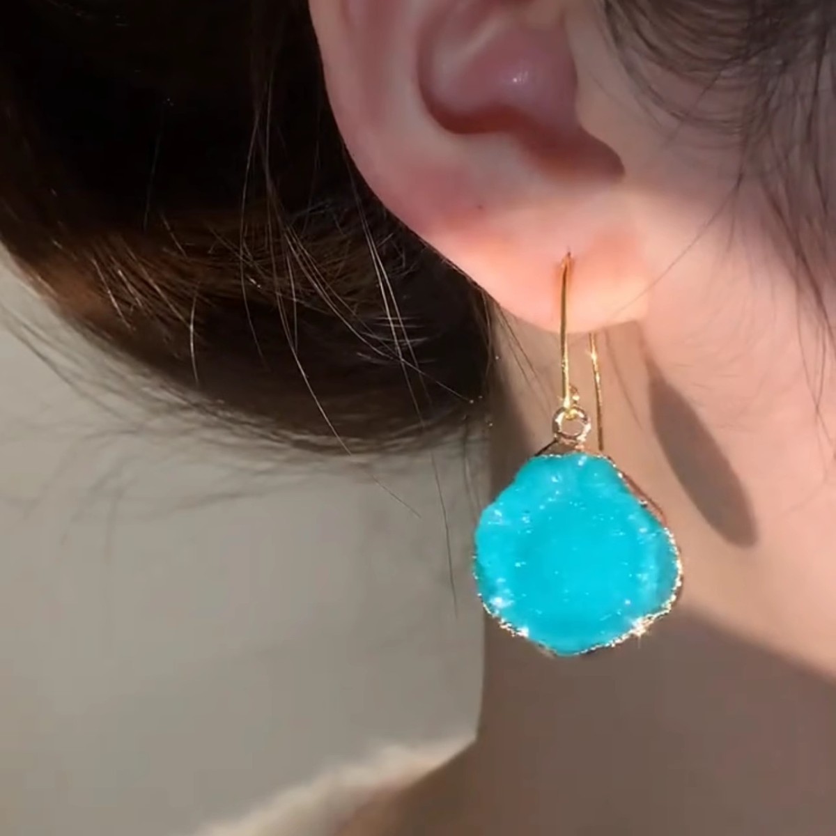 Cold and cool glacier blue geometric stud earrings, niche design sense, high-end and exquisite style, fashionable and elegant, versatile earrings details Picture