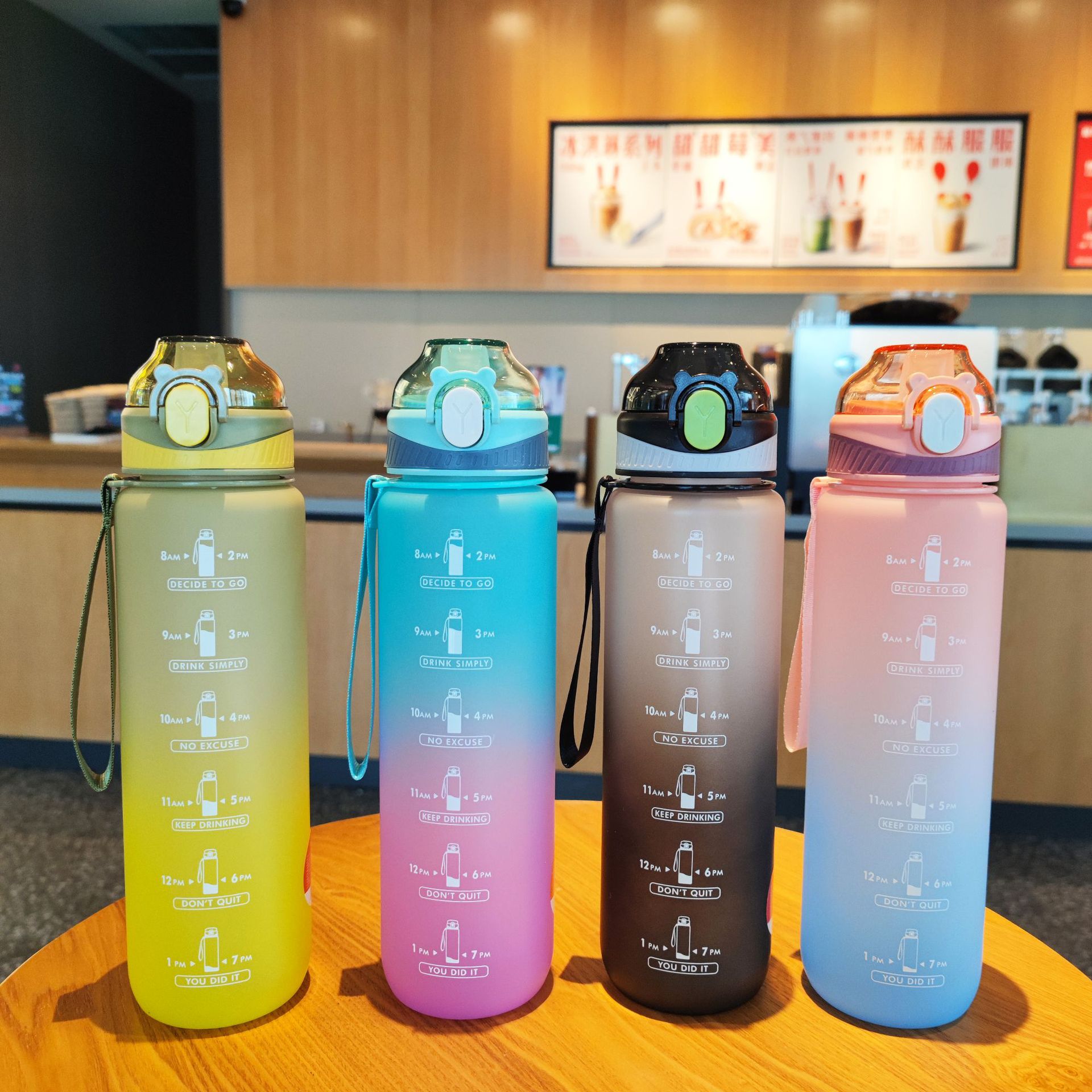 Wholesale sports and fitness gradient color straws, plastic water cups, portable lifting ropes, bouncy LIDS, lock buckles, car and outdoor water bottles details Picture